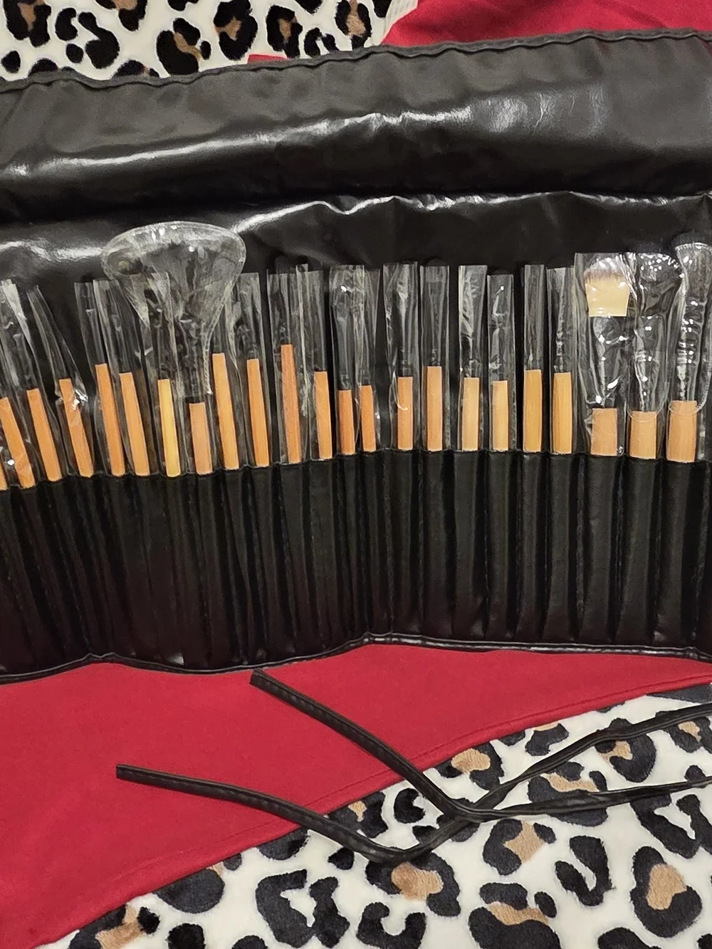 NEW 32-Piece Makeup Brush Set with Roll-Up Case